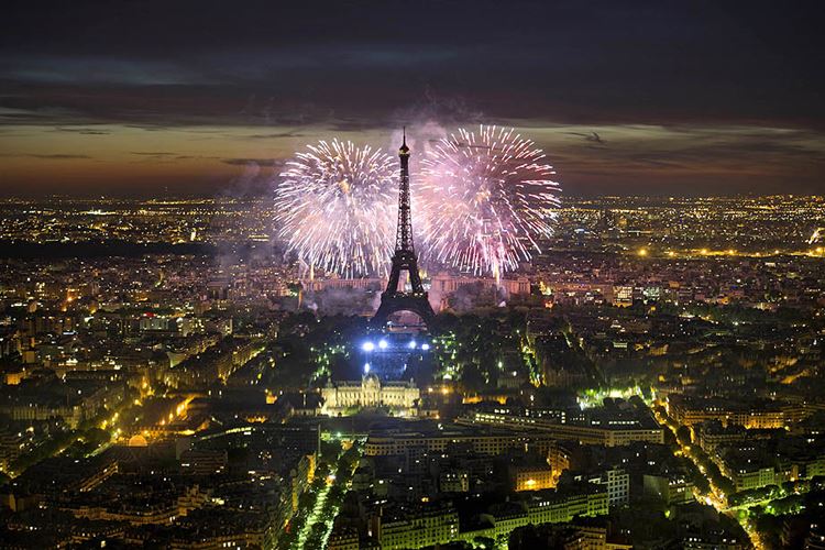 Paříž, zámek Versailles a ohňostroj u Eiffelovy věže na Den Bastily
